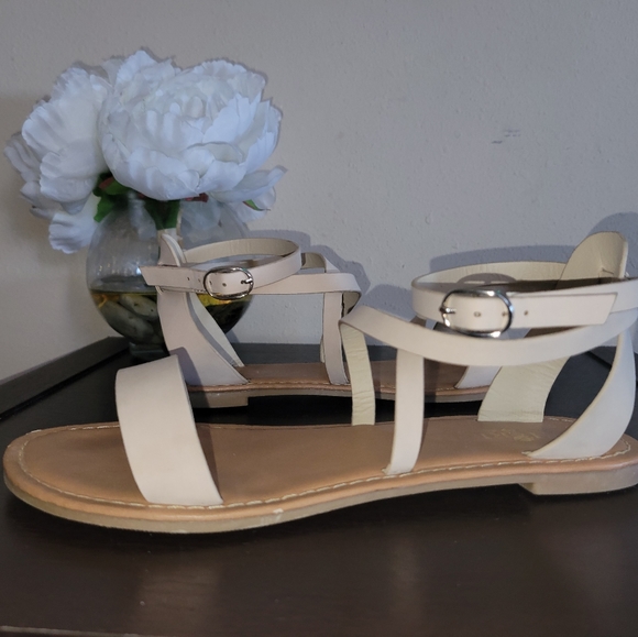 Sandals beige size 7. - Picture 4 of 5